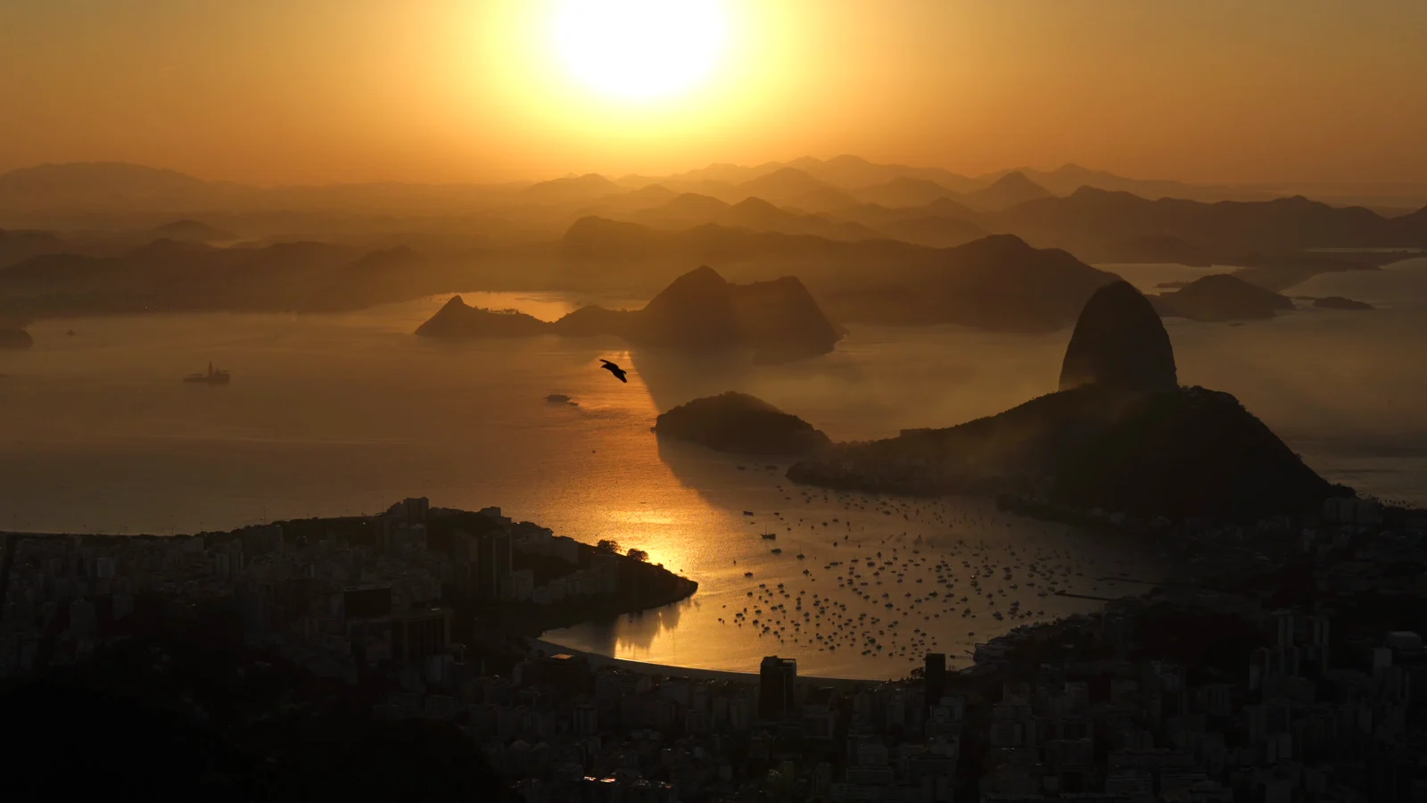 Vista aérea da Baía de Guanabara ao pôr do sol